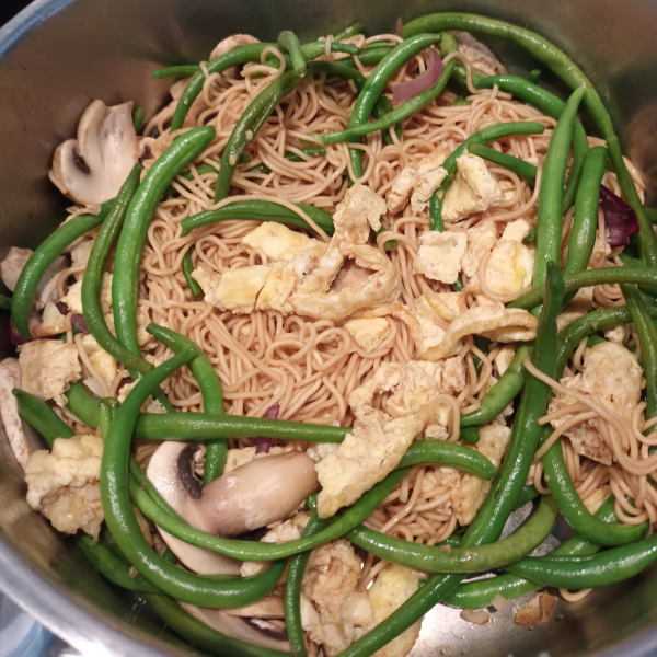 Nouilles sautées avec des légumes dans une poêle