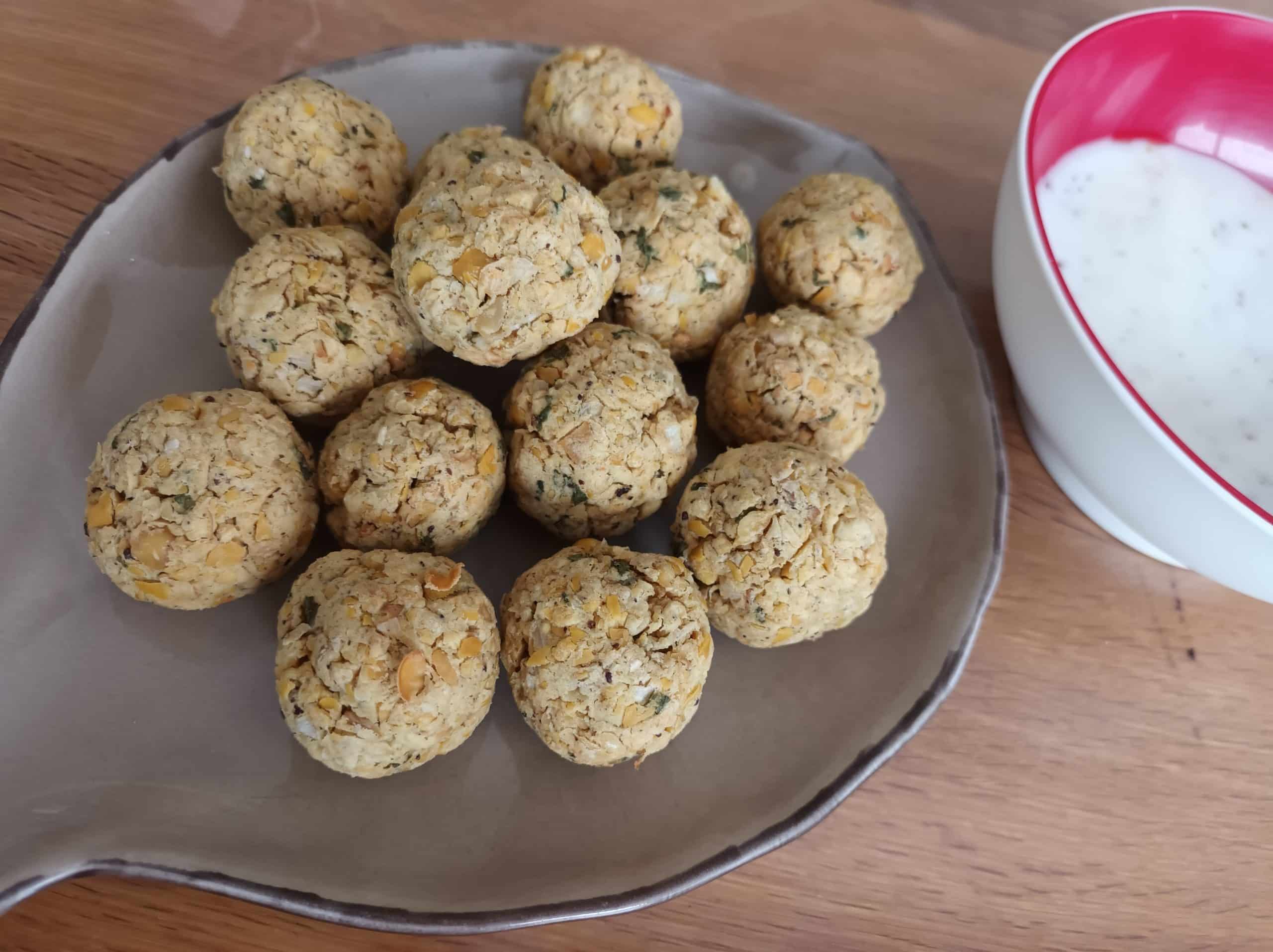 Falafels sur une assiette et sauce au yaourt dans un bol