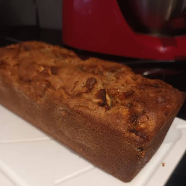 Gâteau sur une planche blanche