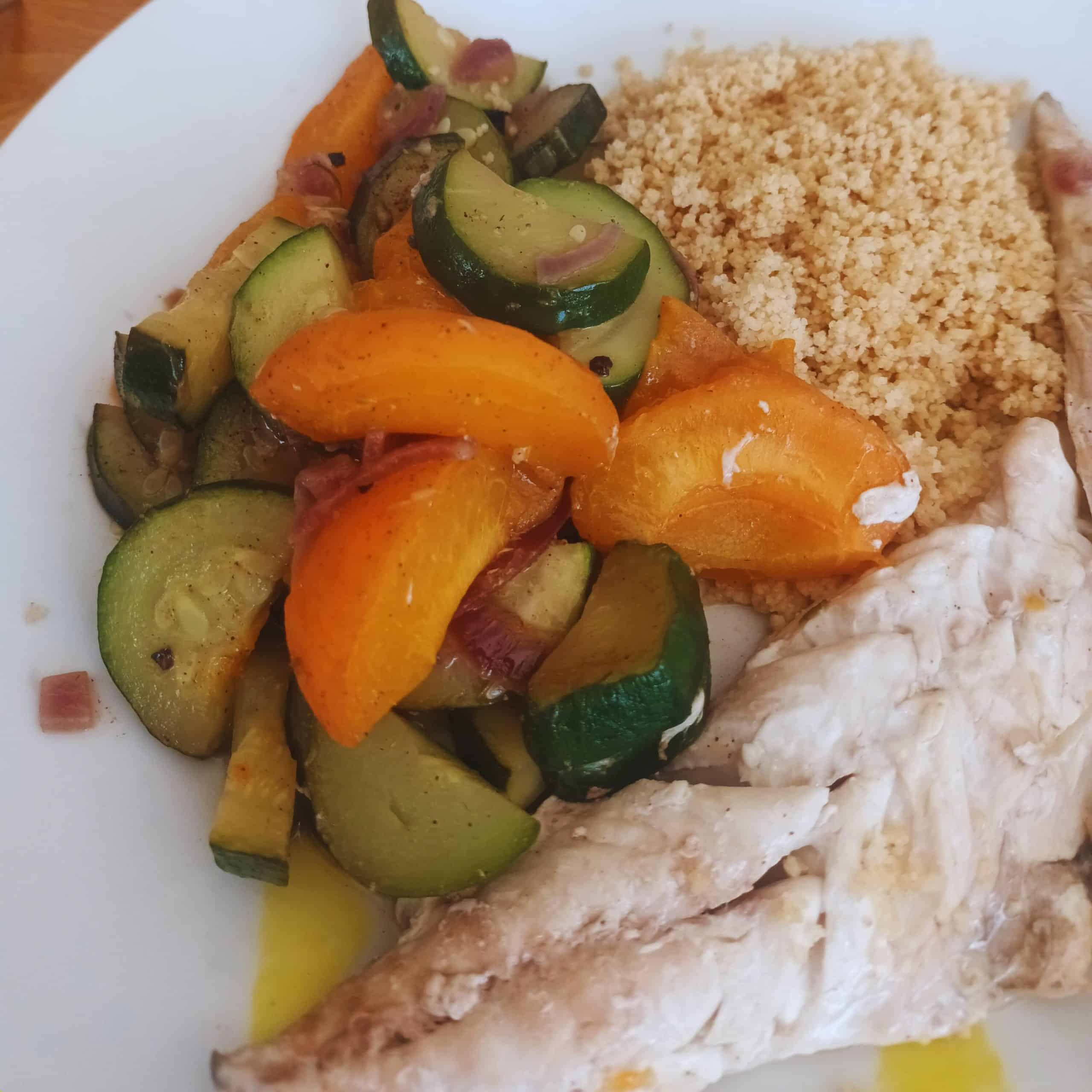 plat de poisson, légumes et semoule