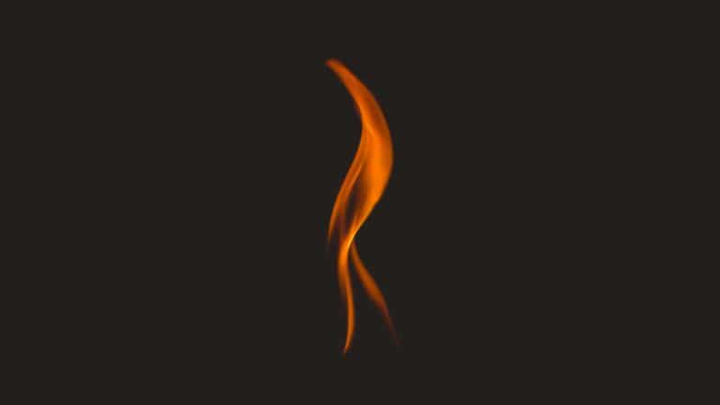 flamme orange sur fond noir
