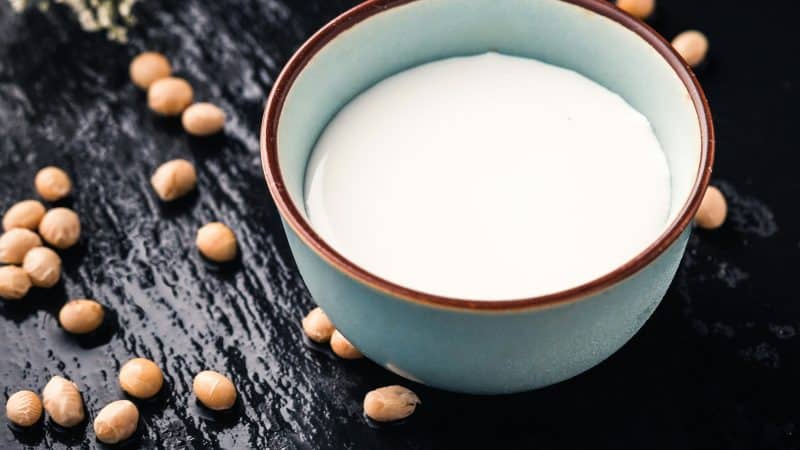 bol de boisson au soja sur fond noir