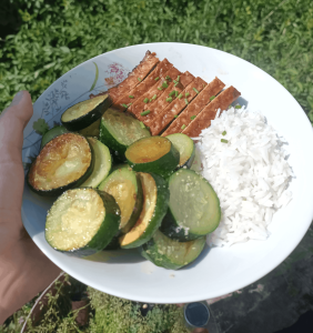 Lire la suite à propos de l’article Tempeh mariné, courgettes et riz