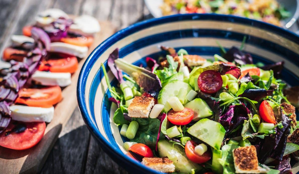 assiette de légumes colorés dans un bol bleu