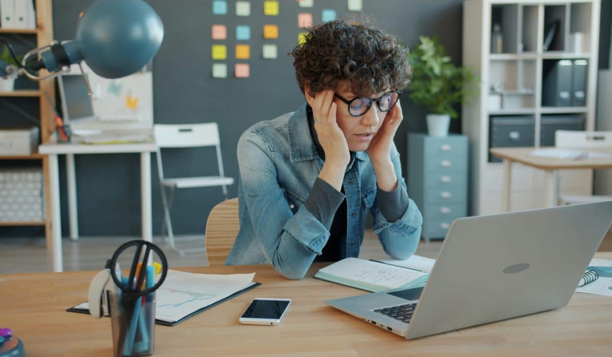 femme se prenant la tête devant l'ordinateur