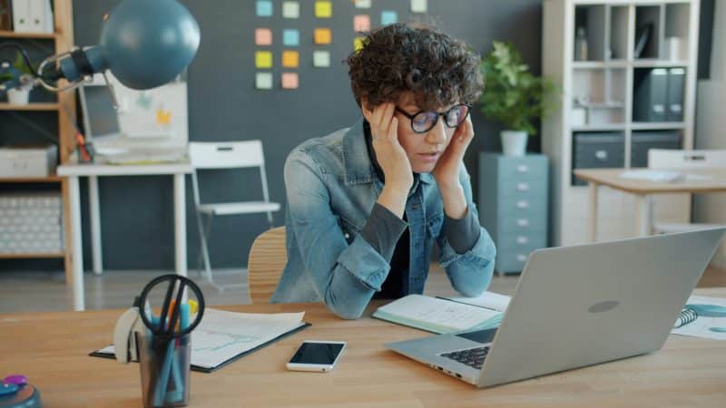 femme se prenant la tête devant l'ordinateur
