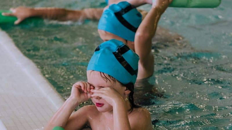 fillettes à la piscine