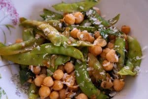 Lire la suite à propos de l’article Poêlée de pois chiches aux pois mange-tout