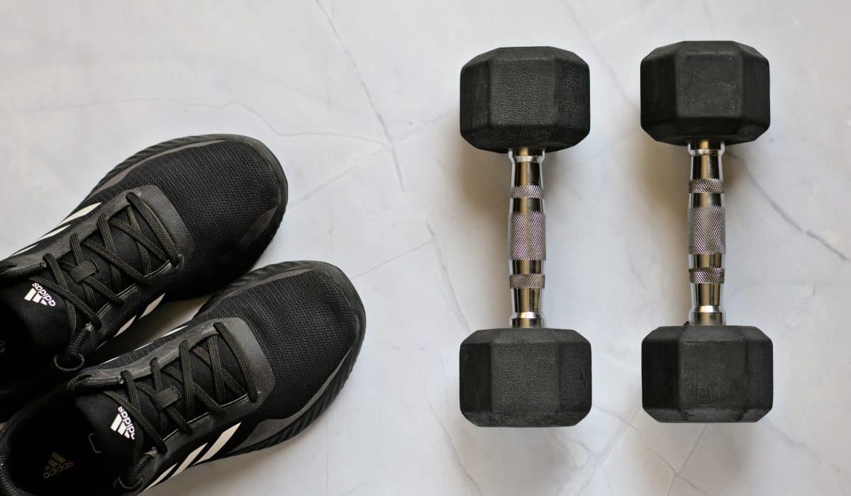 chaussures de sport et haltères