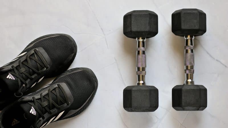 chaussures de sport et haltères