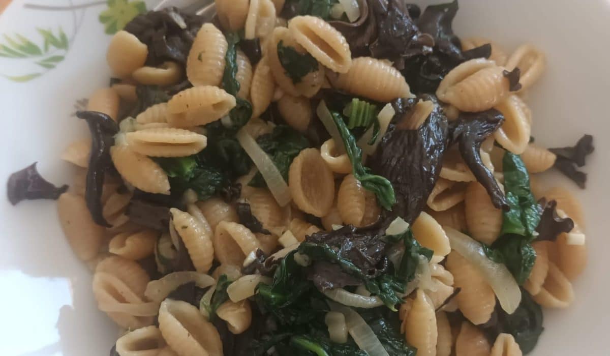 plat de pâtes, épinards et champignons