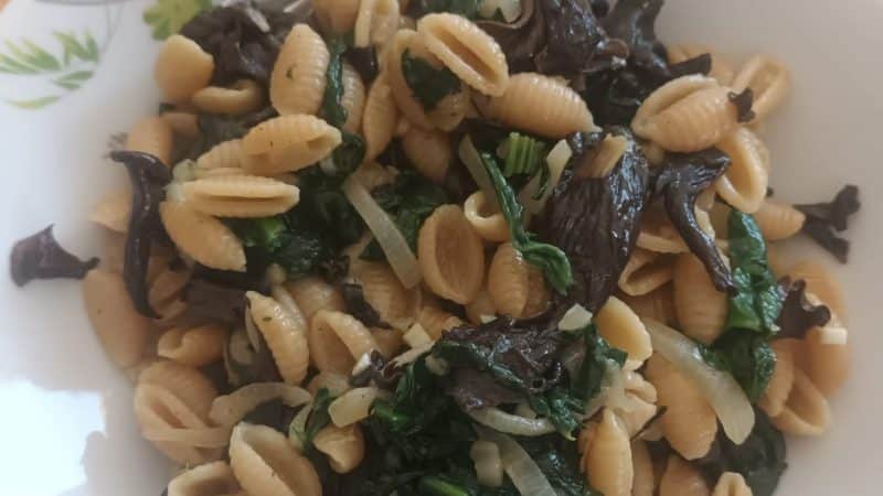 plat de pâtes, épinards et champignons