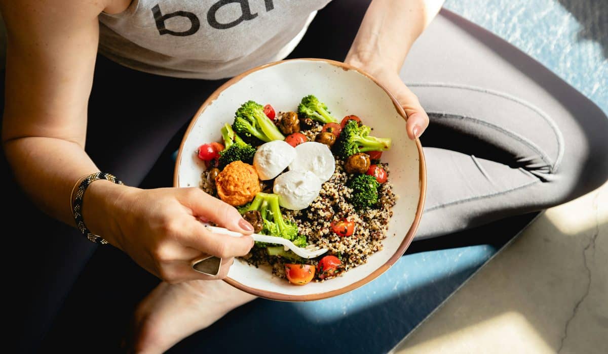sportive tenant une assiette de nourriture