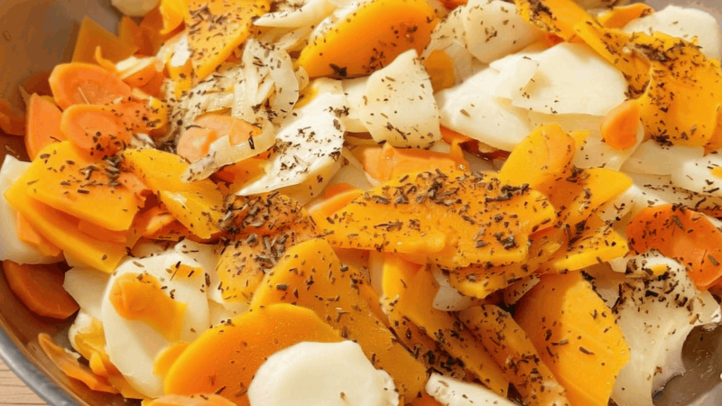 légumes oranges et blancs dans une poêle