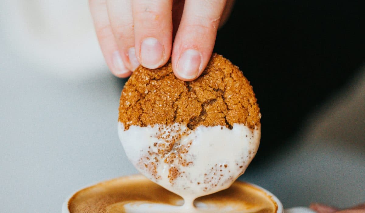 biscuit trempé dans une tasse de café