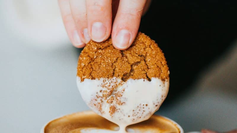 biscuit trempé dans une tasse de café